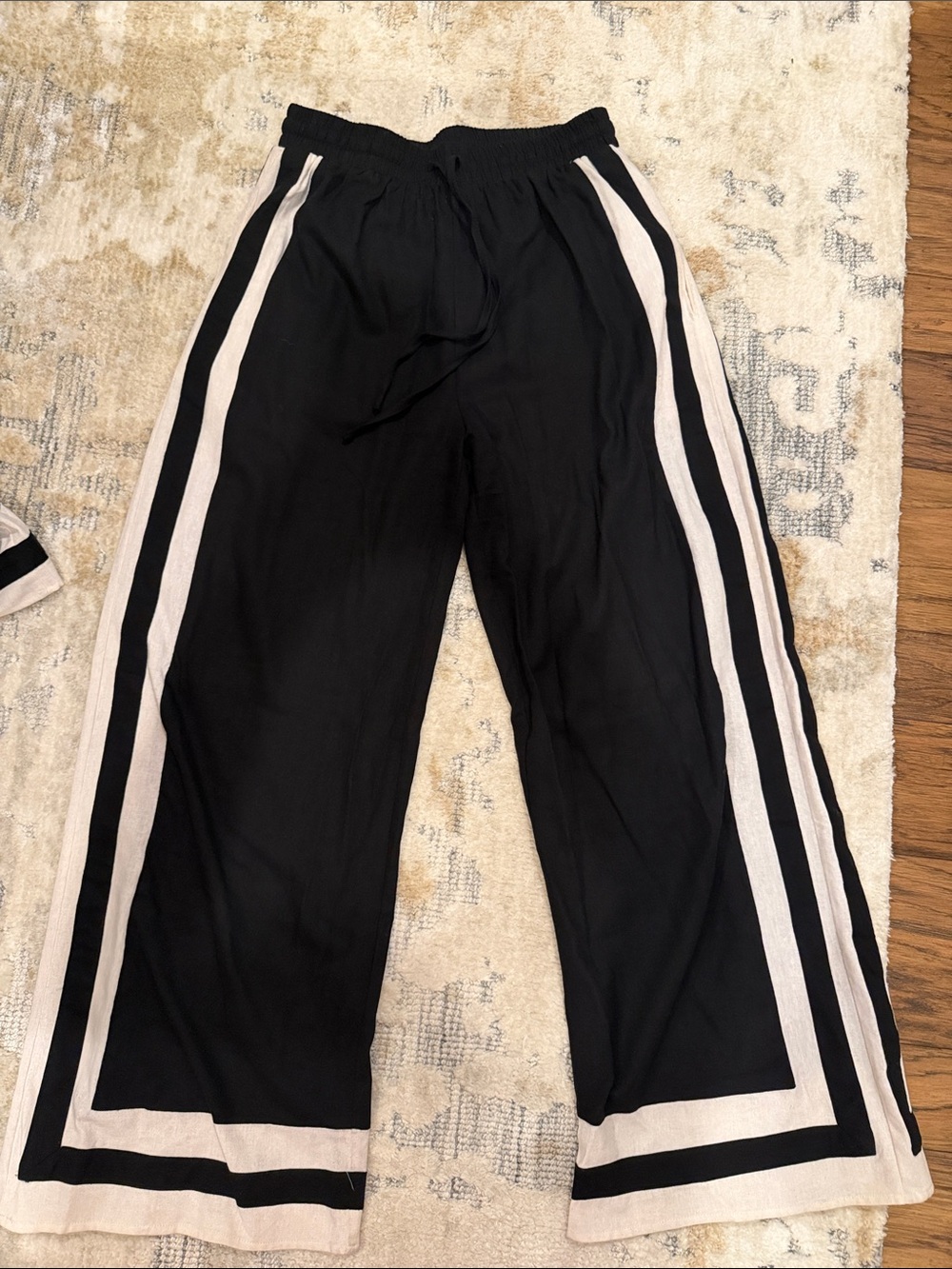 entro Black Wide-Leg Pants and Matching Crop Top with Cream Trim - Picture 2 of 6